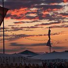 Mainz - Abendhimmel über dem Weinfest im Hechtsheimer Kirchenstück