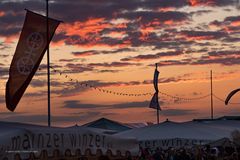 Mainz - Abendhimmel über dem Weinfest im Hechtsheimer Kirchenstück