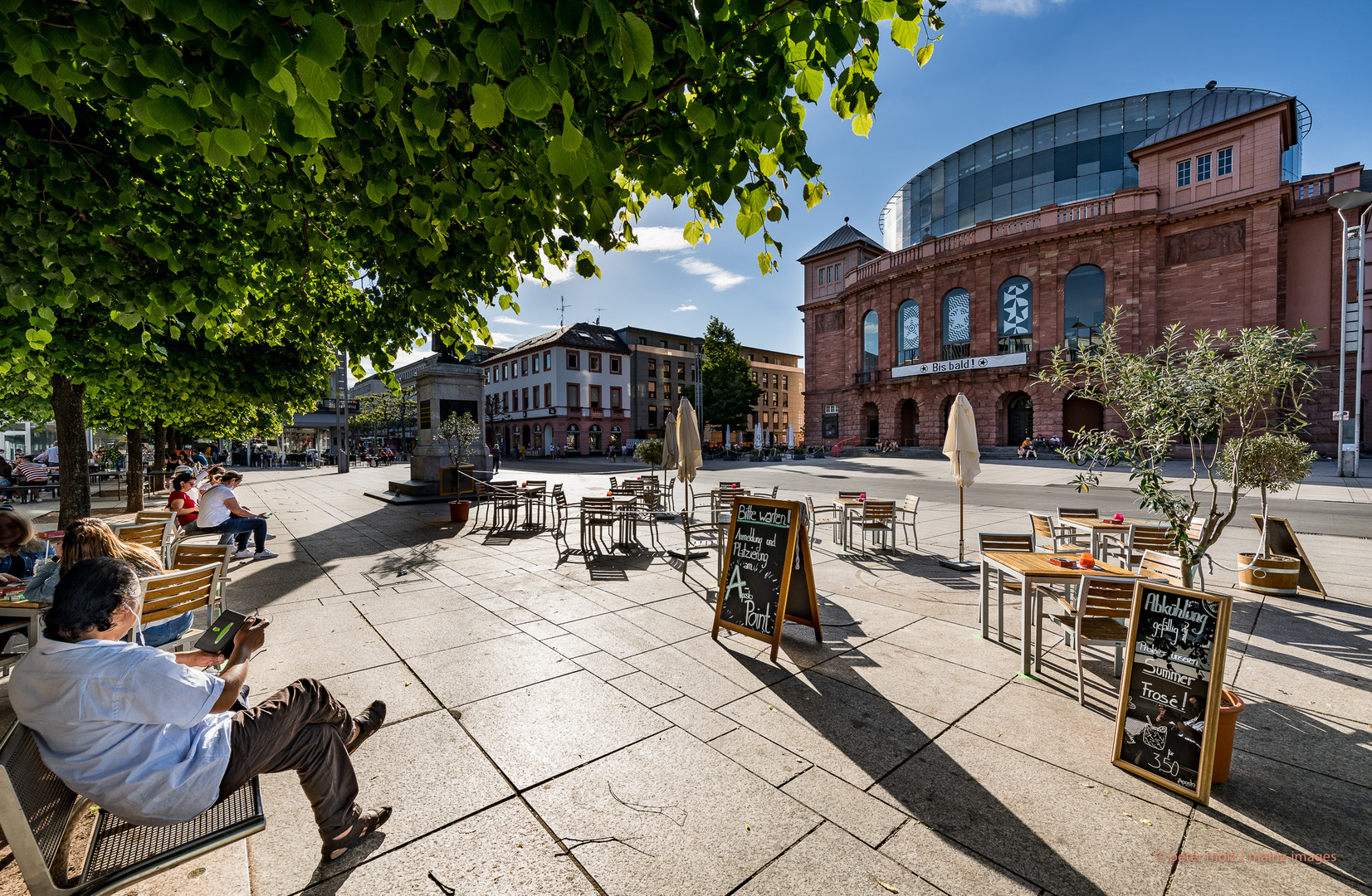 Mainz - Auf dem Gutenbergplatz in der Spätnachmittagssonne