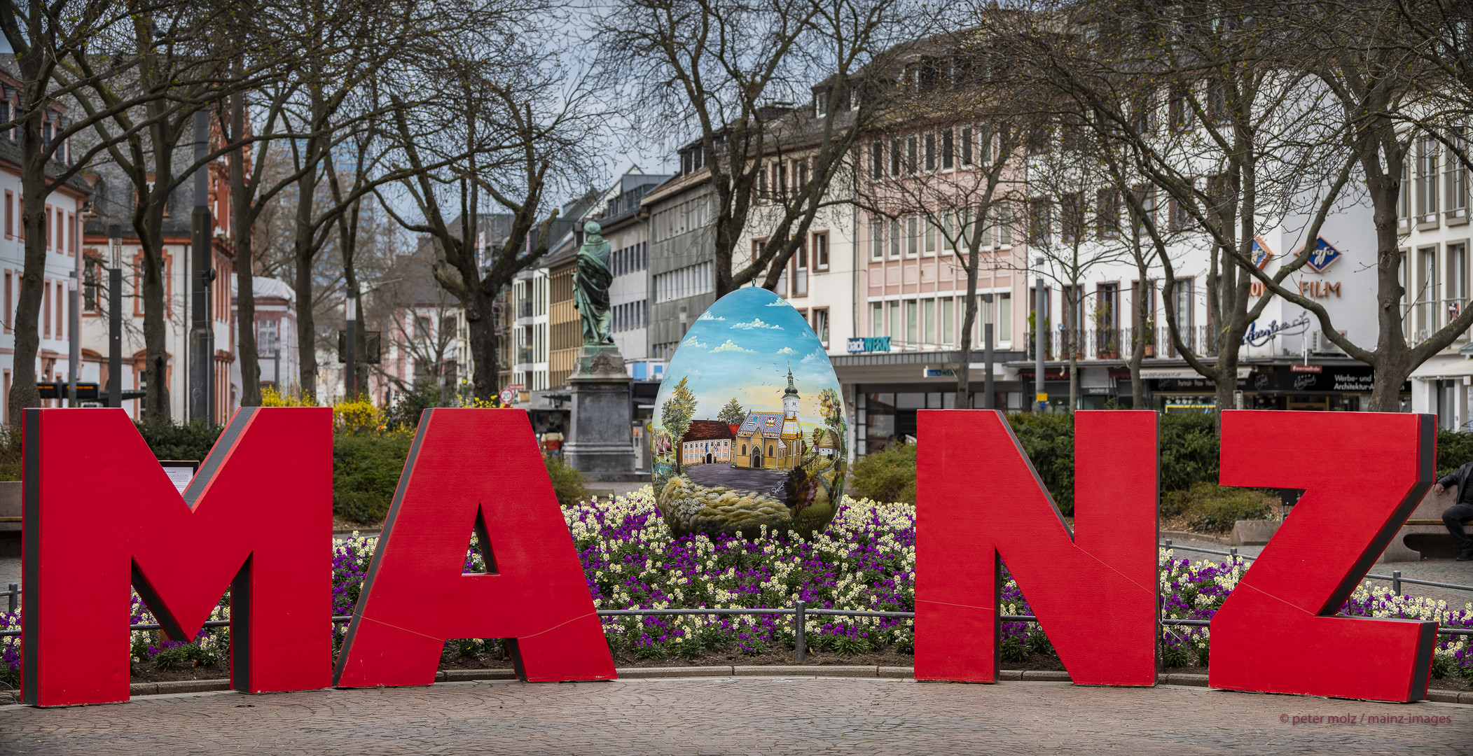 Mainz - Auf dem Schillerplatz in MA-Ei-NZ