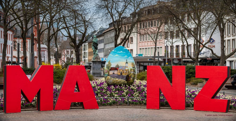 Mainz - Auf dem Schillerplatz in MA-Ei-NZ