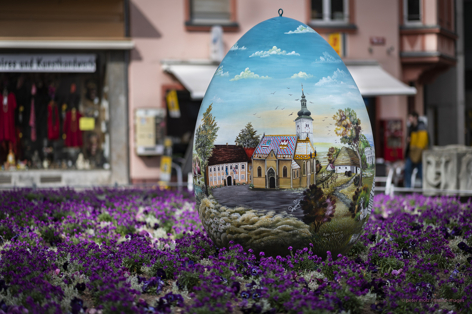 Mainz - Bemaltes kroatisches Osterei auf Liebfrauenplatz (1)