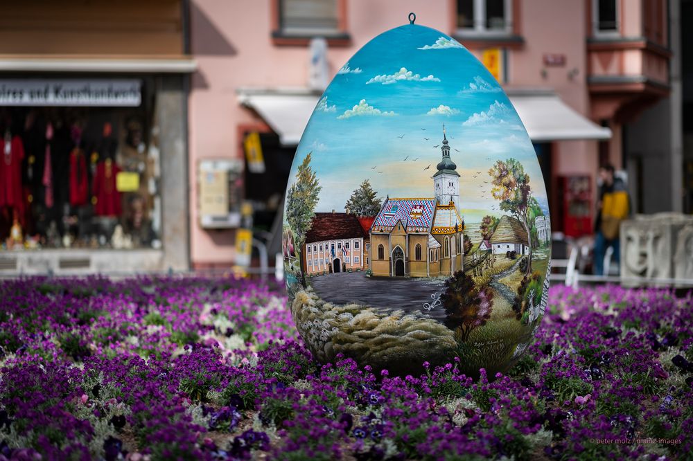 Mainz - Bemaltes kroatisches Osterei auf Liebfrauenplatz (1)