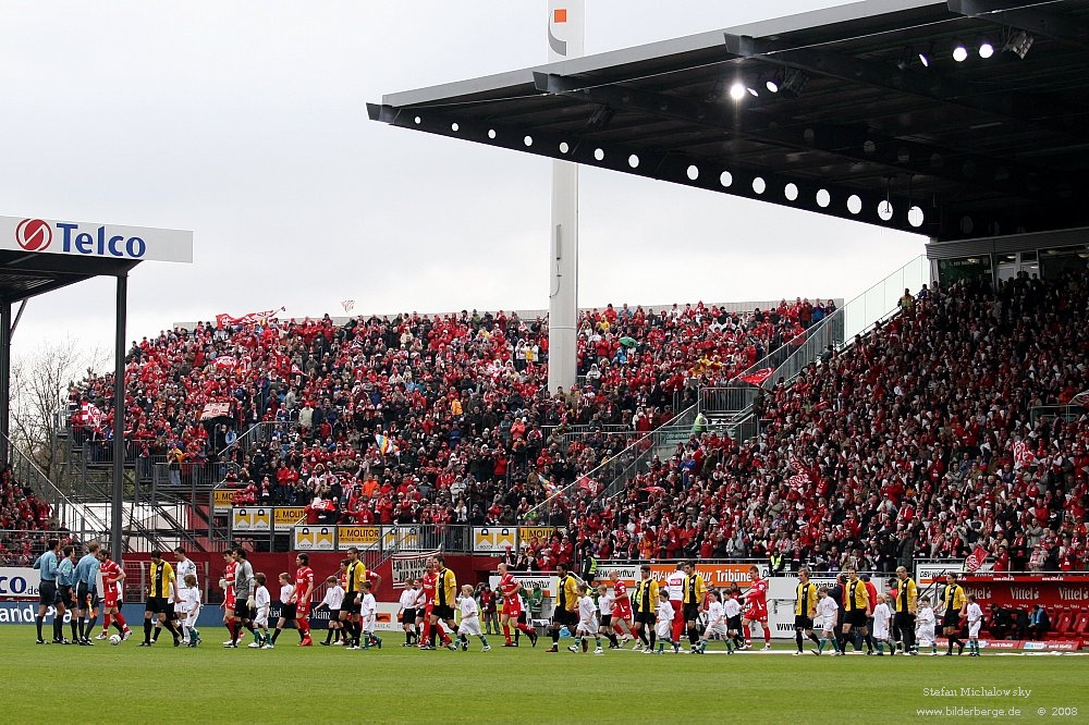 Mainz, Bruchwegstadion, Sonntagnachmittag, kurz vor 14 Uhr