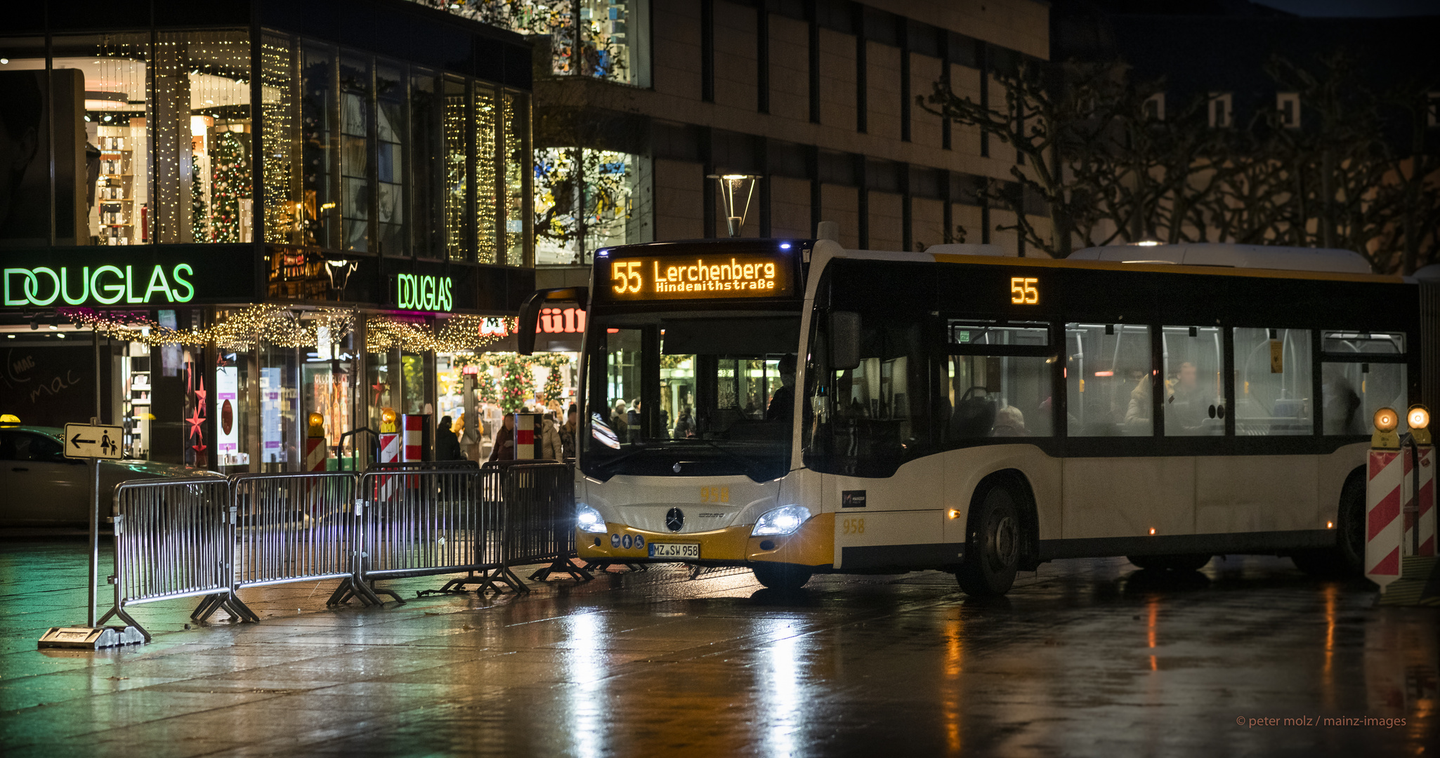 Mainz - Busse kurven durch die Nacht (2)