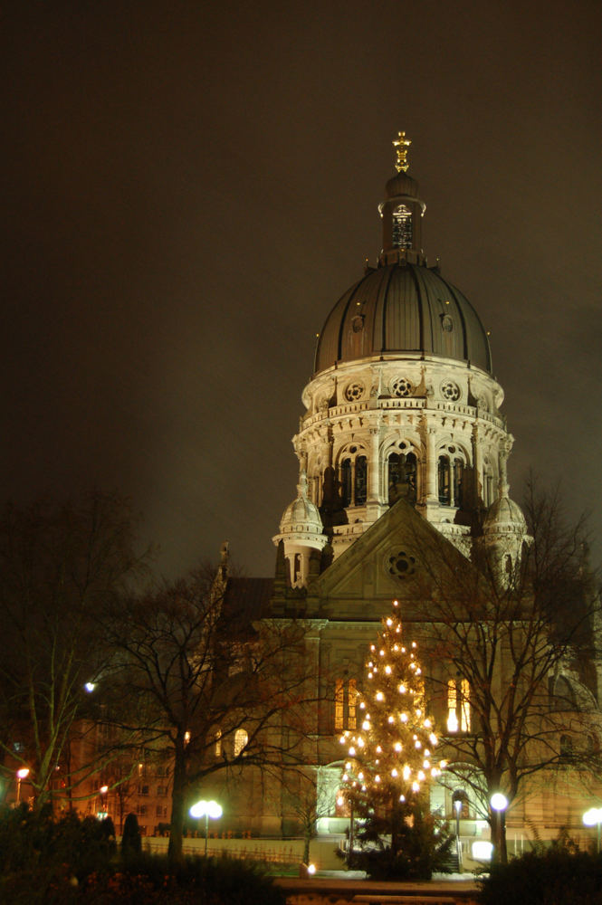 Mainz Christuskirche bei Nacht