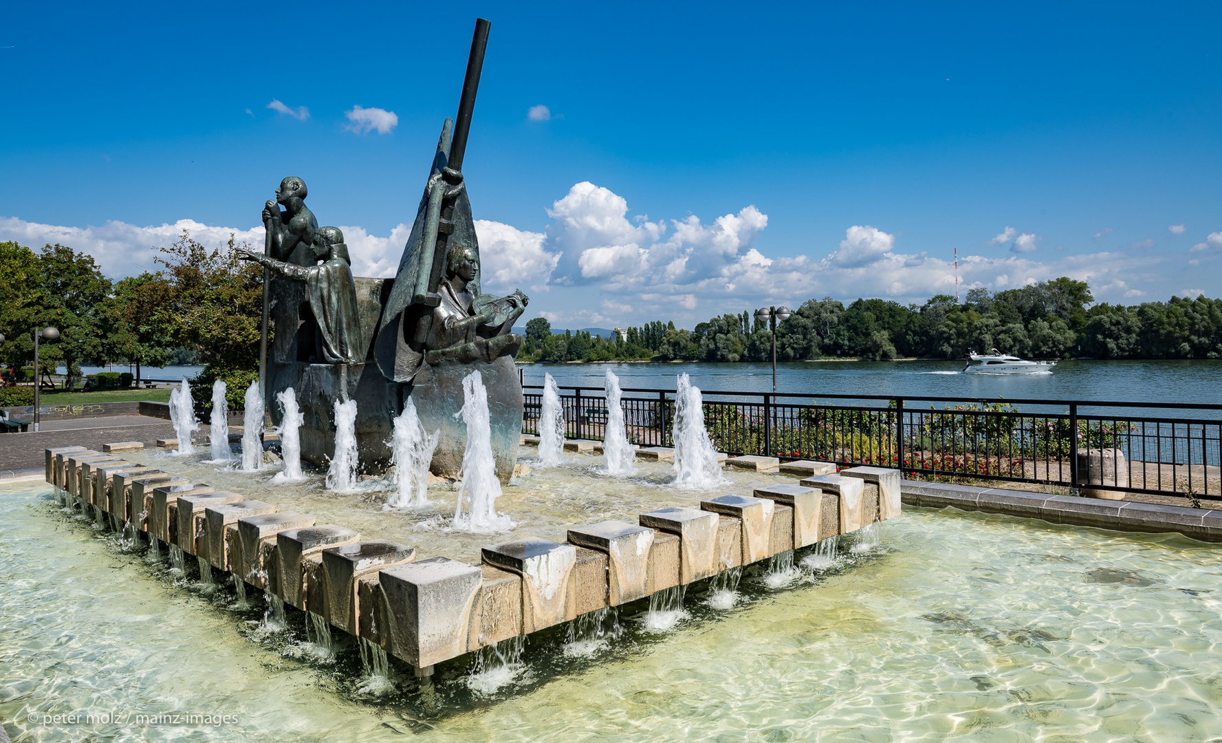 Mainz - Der Frauenlobbrunnen am Rheinufer