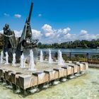 Mainz - Der Frauenlobbrunnen am Rheinufer