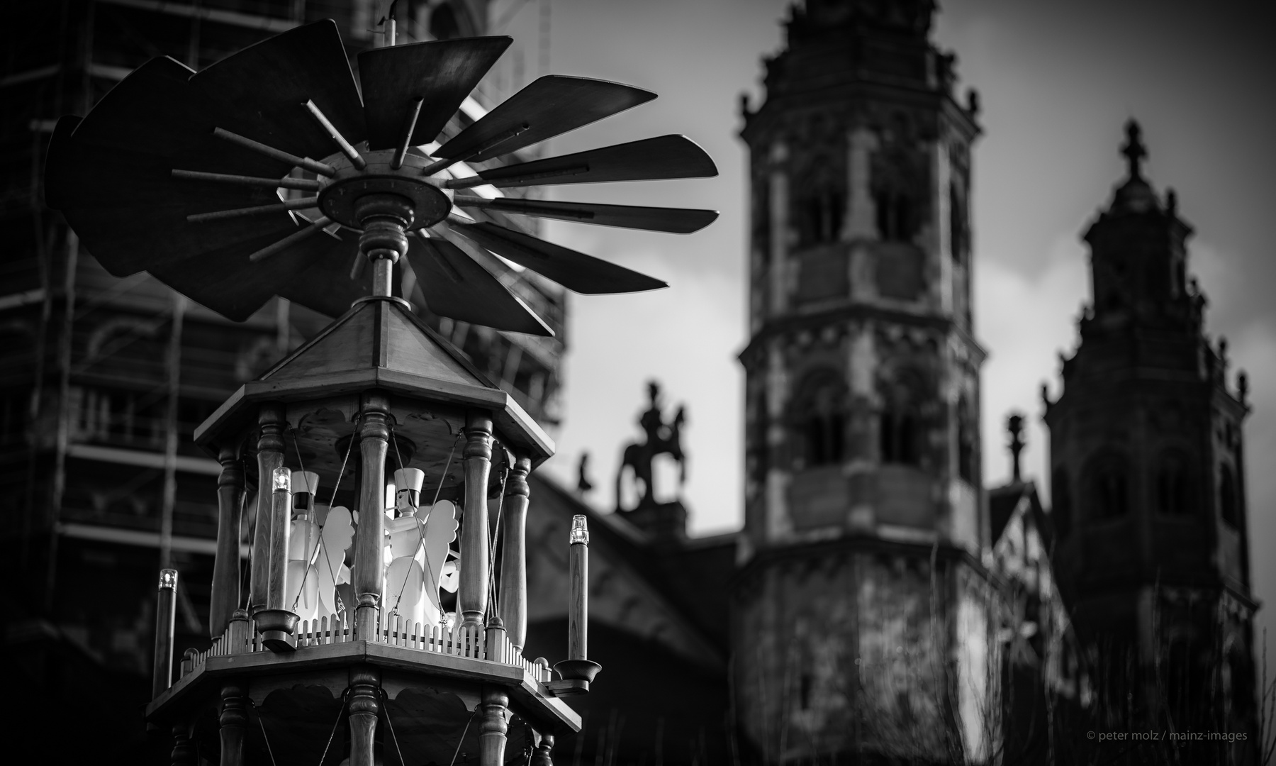  Mainz - Der Reigen der "Health Angels" vor dem Martinsdom