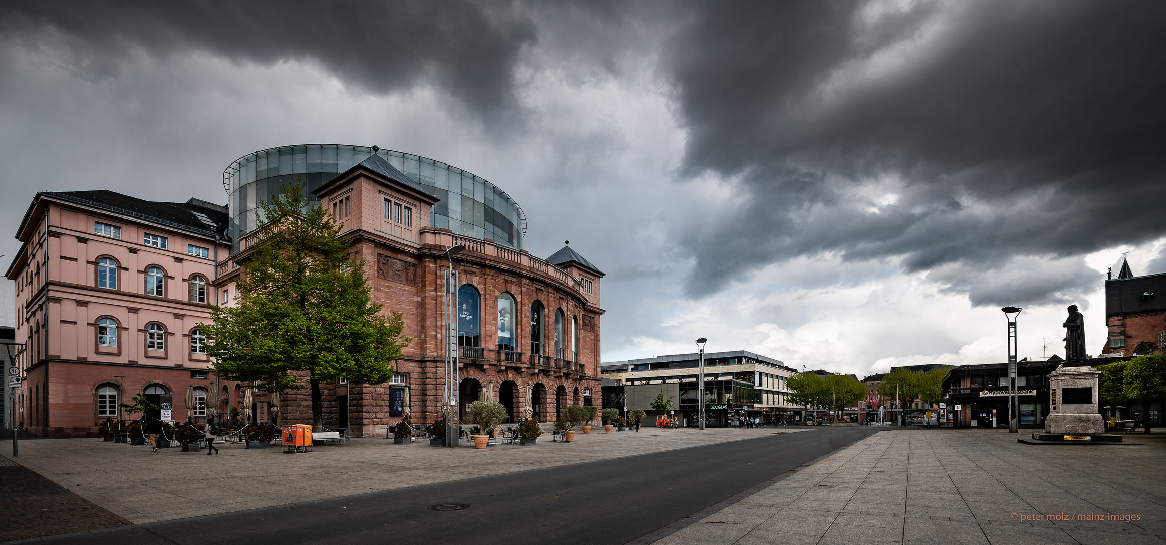 Mainz - Dunkle Wolken über dem Gutenbergplatz | Mai 2021