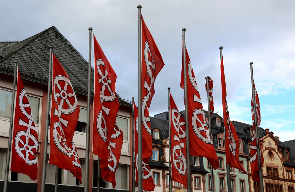 Mainz - Fahnen mit Wappen