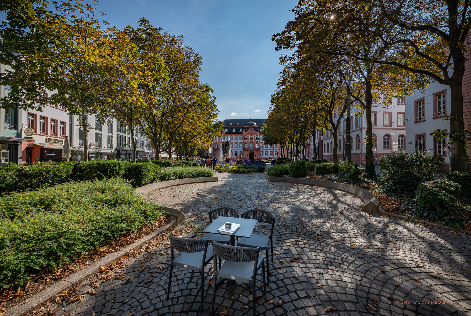 Mainz - Frühherbstliche Stimmung auf dem Schillerplatz