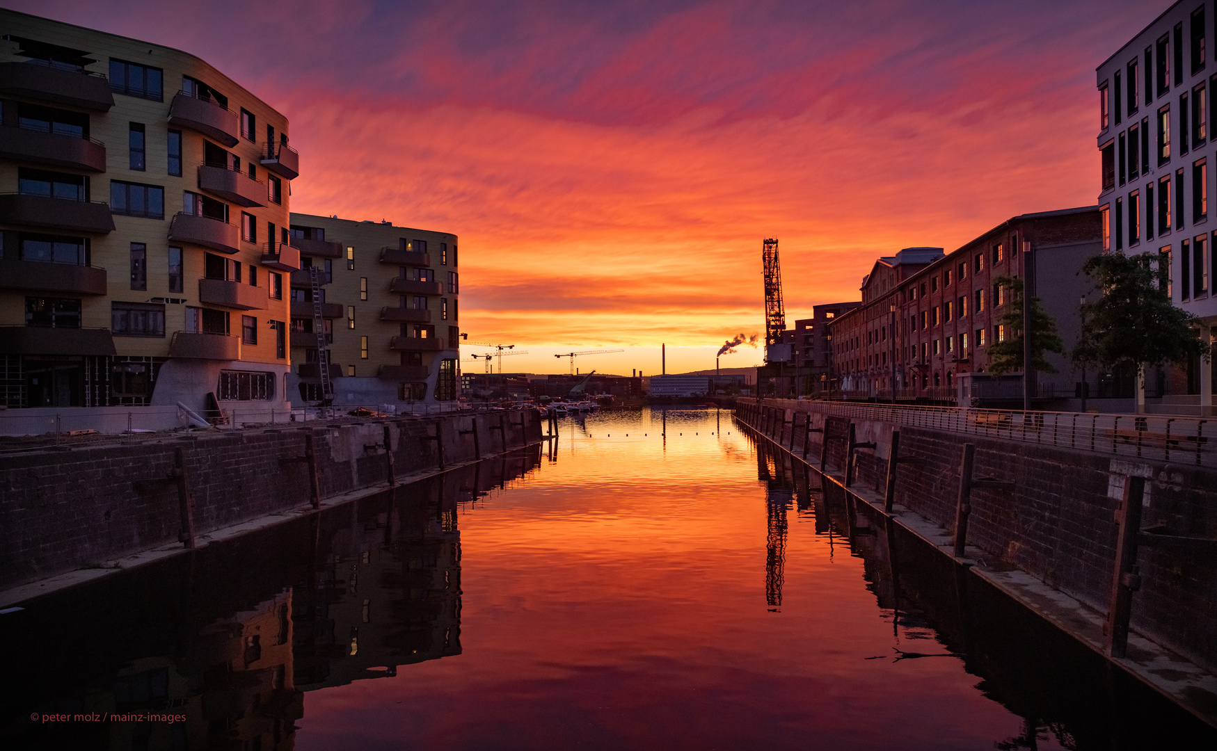 Mainz - Grandios glühender Abendhimmel über dem Mainzer Zollhafen