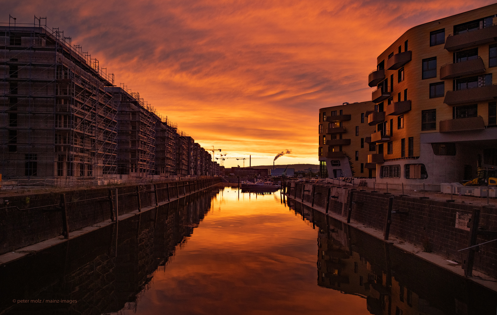 Mainz - Grandios glühender Abendhimmel über dem Mainzer Zollhafen (II)