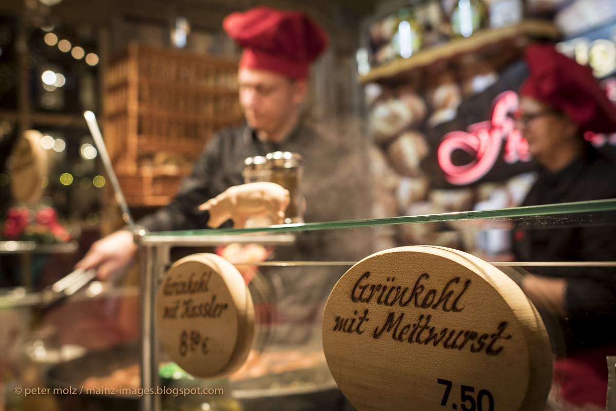 Mainz - Grünkohl mit Mettwurst auf dem Mainzer Weihnachtsmarkt