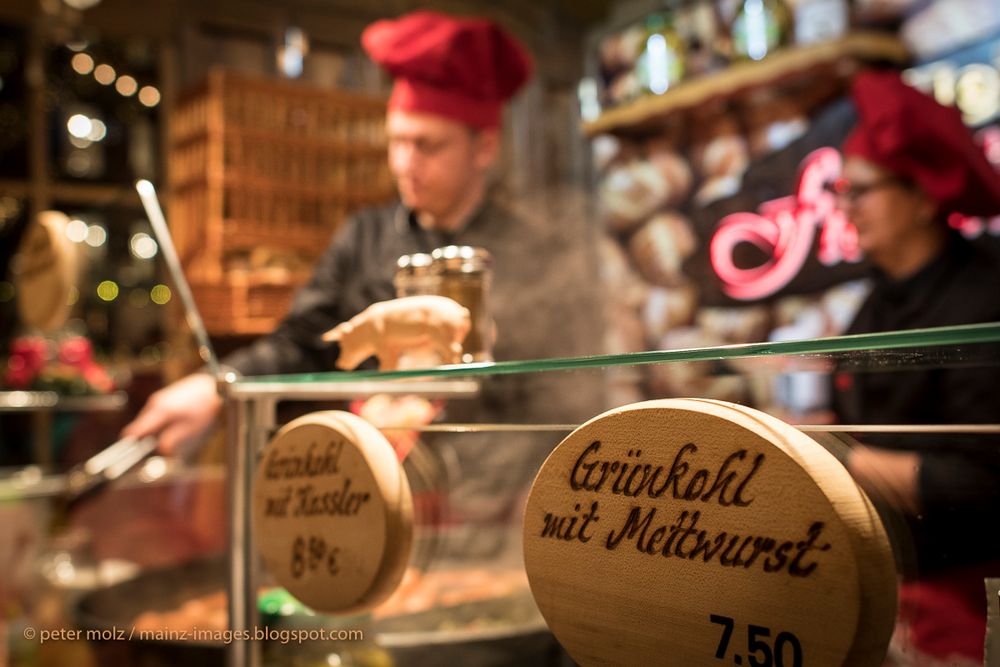 Mainz - Grünkohl mit Mettwurst auf dem Mainzer Weihnachtsmarkt