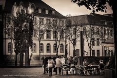 Mainz - Herbst auf dem Schillerplatz mit Fastnachtsbrunnen