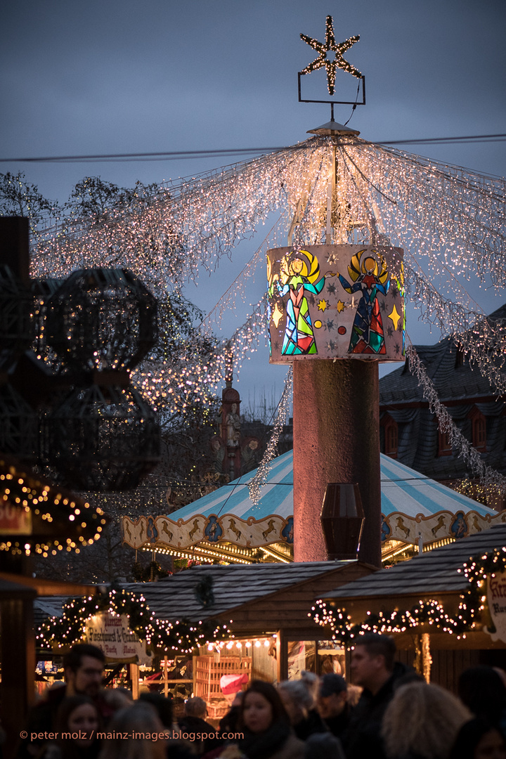 Mainz - Heunensäule und Lichternetz auf dem Weihnachtsmarkt 