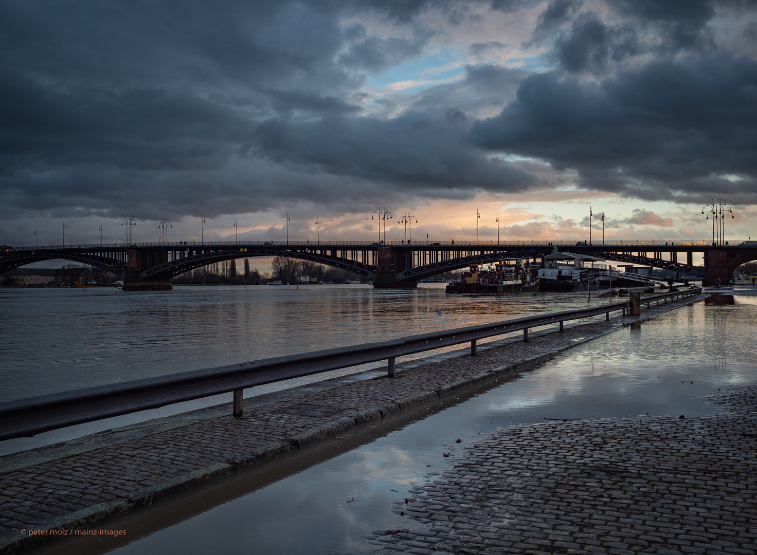 Mainz - Hochwasser am Rheinufer im Februar 2021