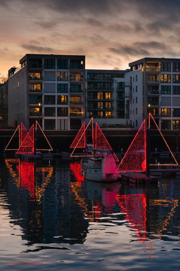 Mainz - Illuminationen in der Marina im Neubaugebiet Zollhafen