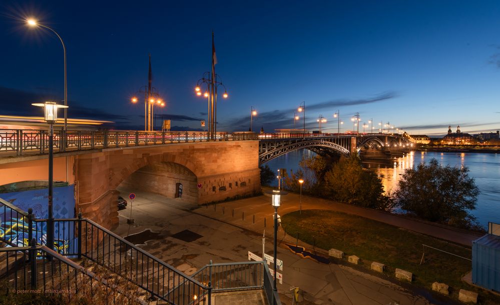 Mainz-Kastel - Brückenkopf und Theodor-Heuss-Brücke über den Rhein