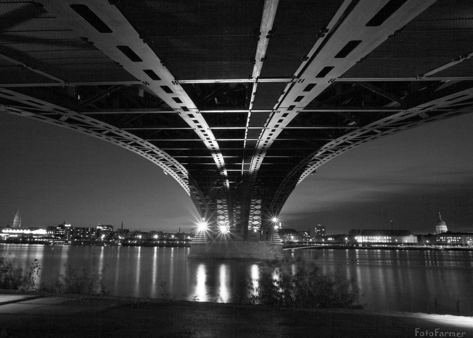 Mainz-Kastel: Unter der Theodor-Heuss-Brücke S/W