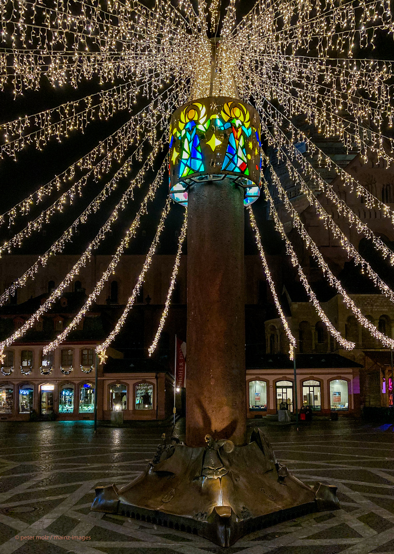 Mainz - Marktplatz mit weihnachtlich dekorierter Heunensäule