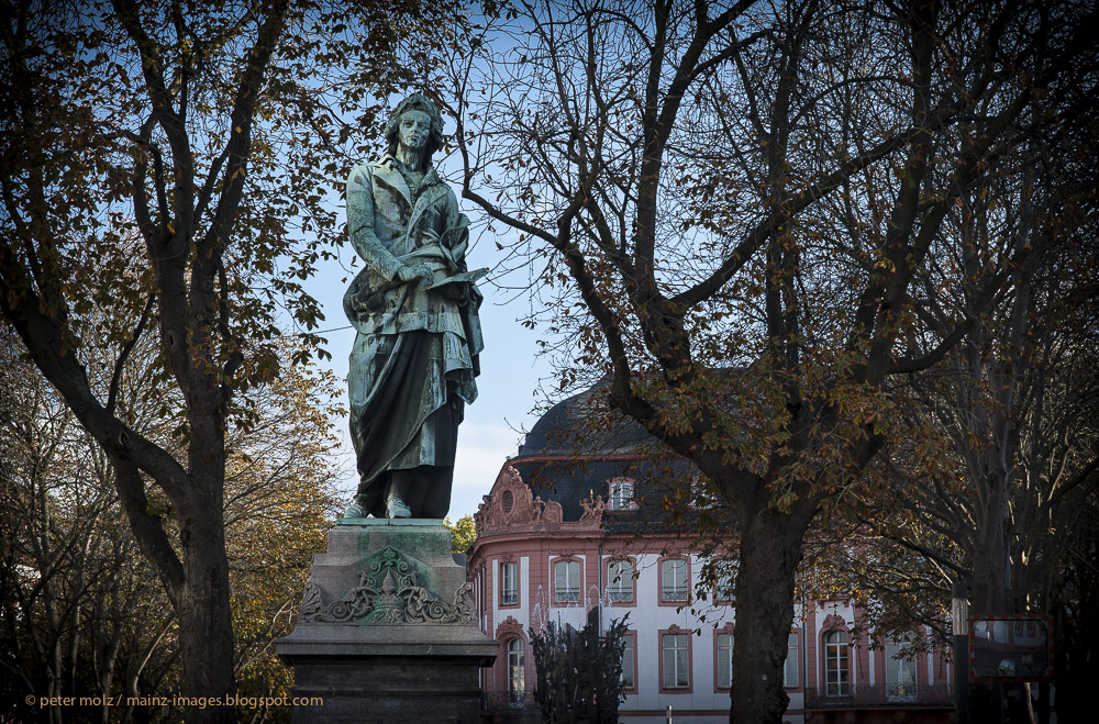 Mainz - Schillerplatz im Herbst