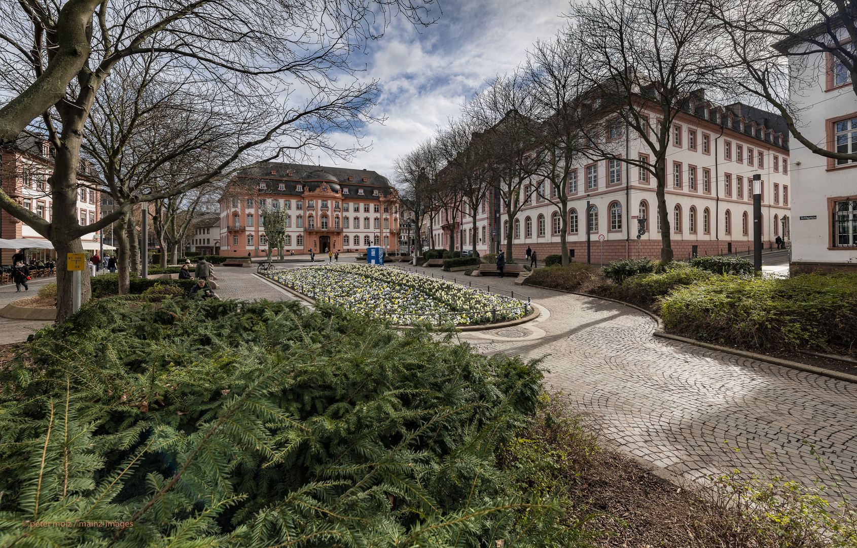 Mainz - Schillerplatz mit erstem Blumenbeet des Jahres