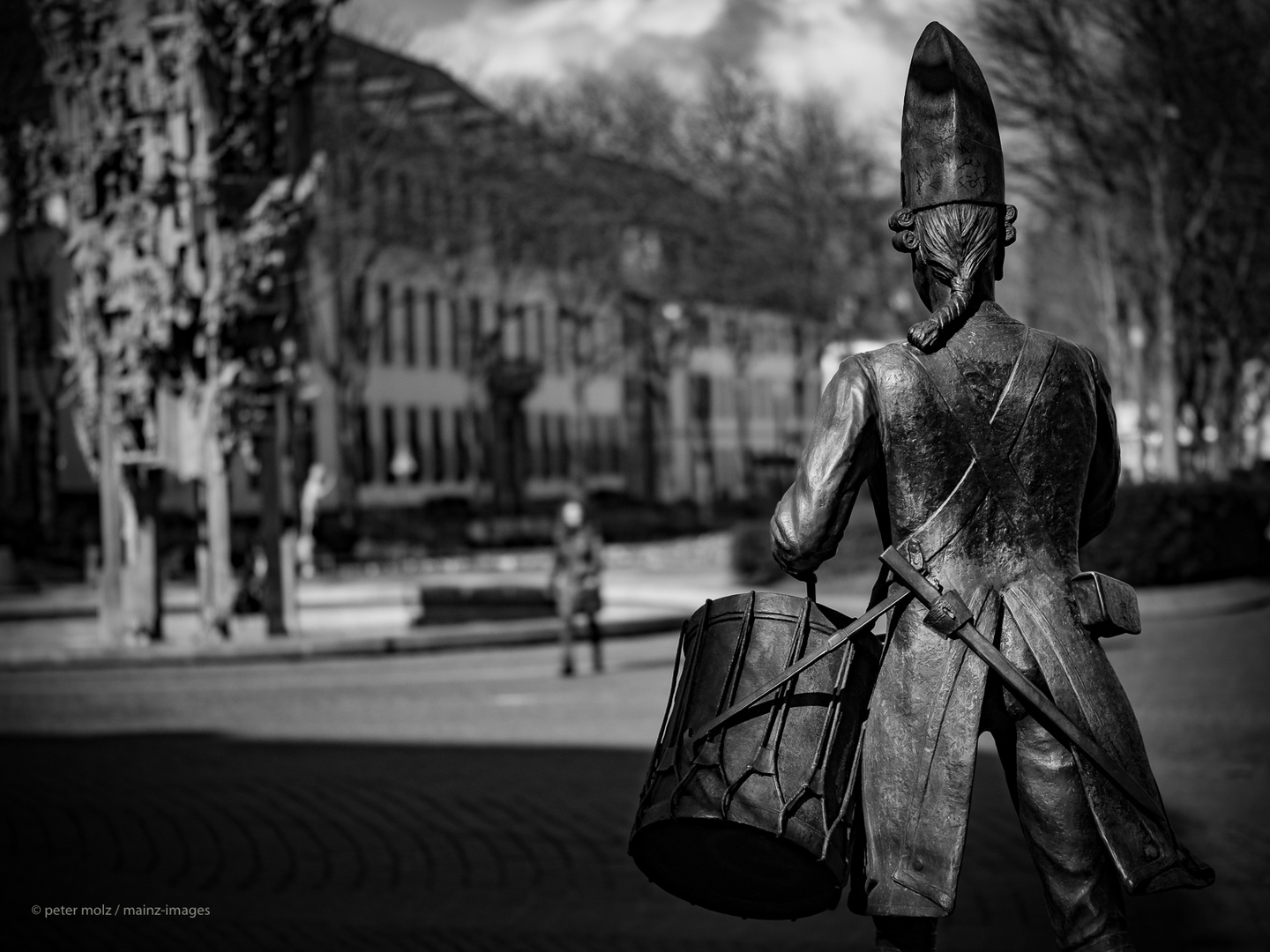 Mainz - Schillerplatz mit Gardetrommler und Fastnachtsbrunnen