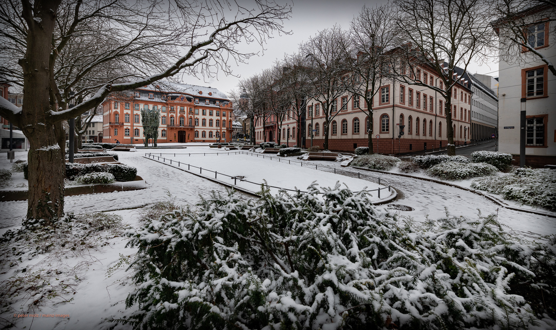 Mainz - Schneebedeckter Schillerplatz im Januar 2021