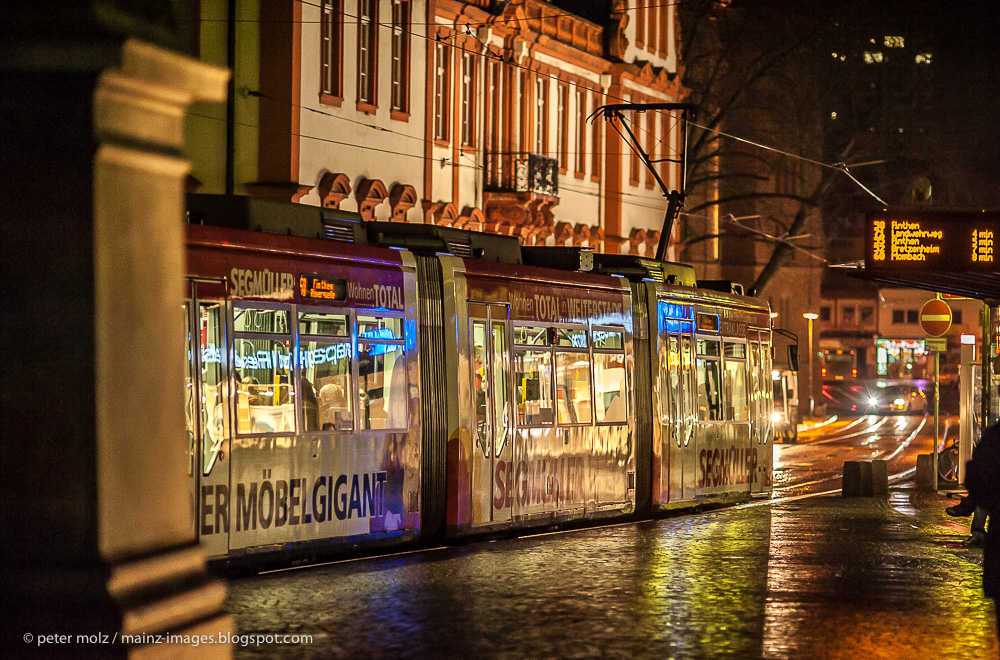 Mainz - Strassenbahn an der Haltestelle Schillerplatz 