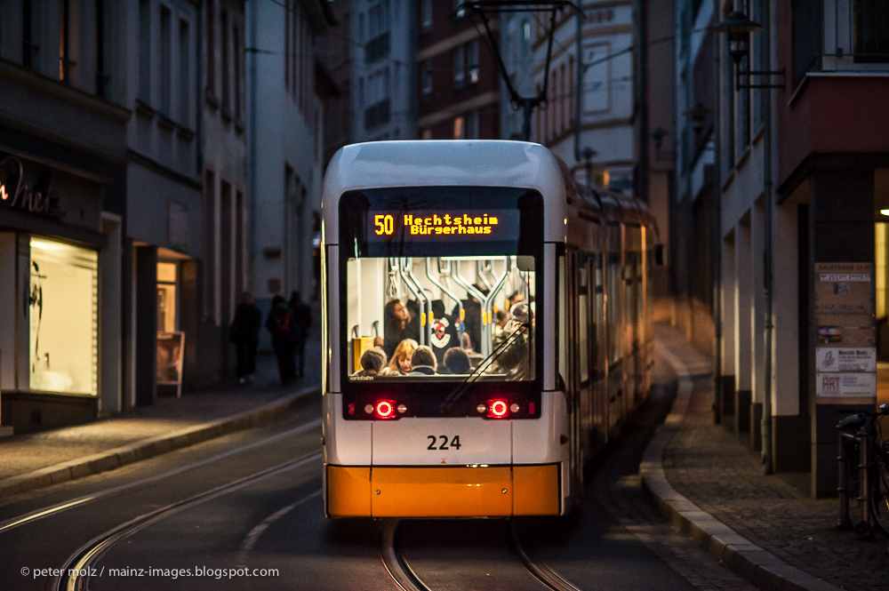 Mainz - Strassenbahn in der Gaustrasse (2)