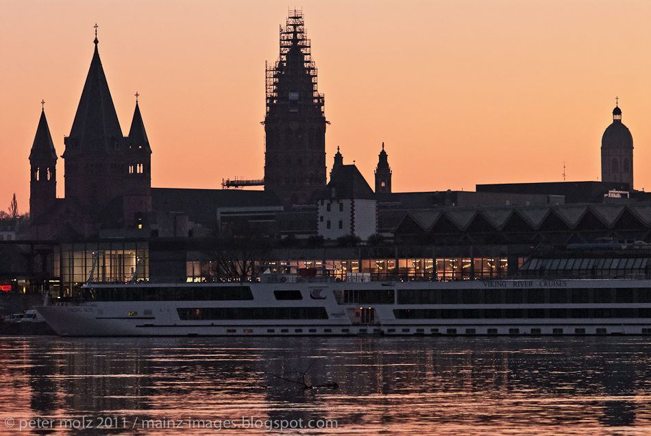 Mainz und der Mainzer Dom am Abend / Januar 2011