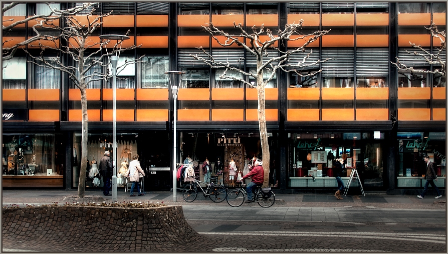 Mainz, vor einem Fotoladen II …..