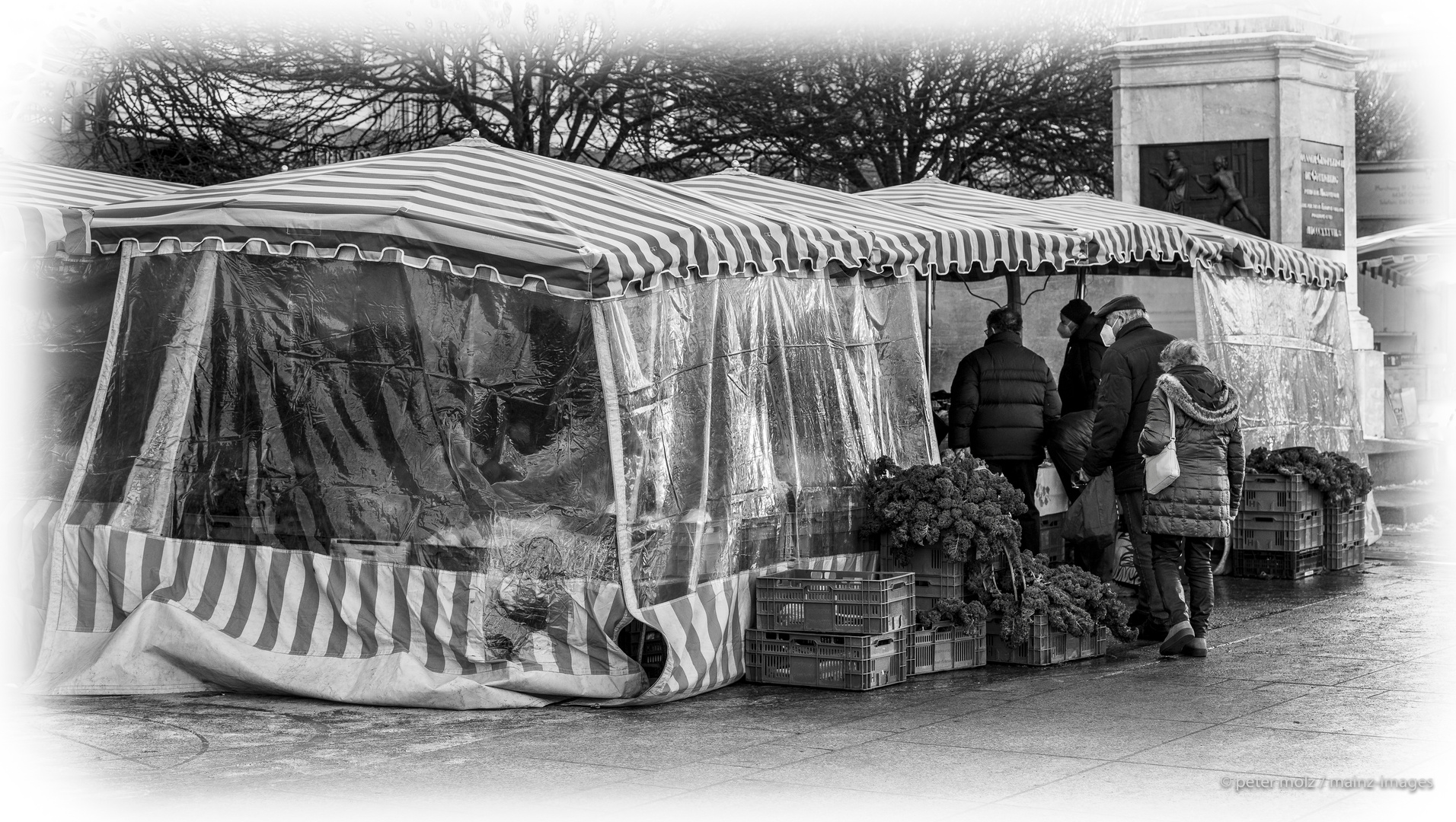 Mainz - Wochenmarkt bei frostigen Temperaturen im Dezember