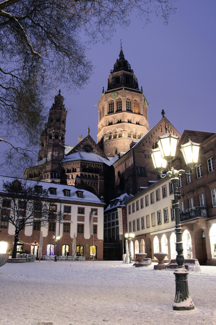 Mainzer Dom auf weißem Teppich