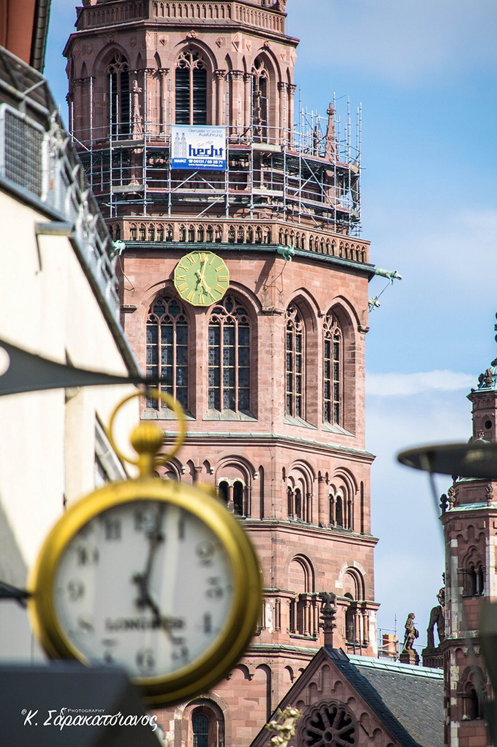 Mainzer Dom Uhren Vergleich 2