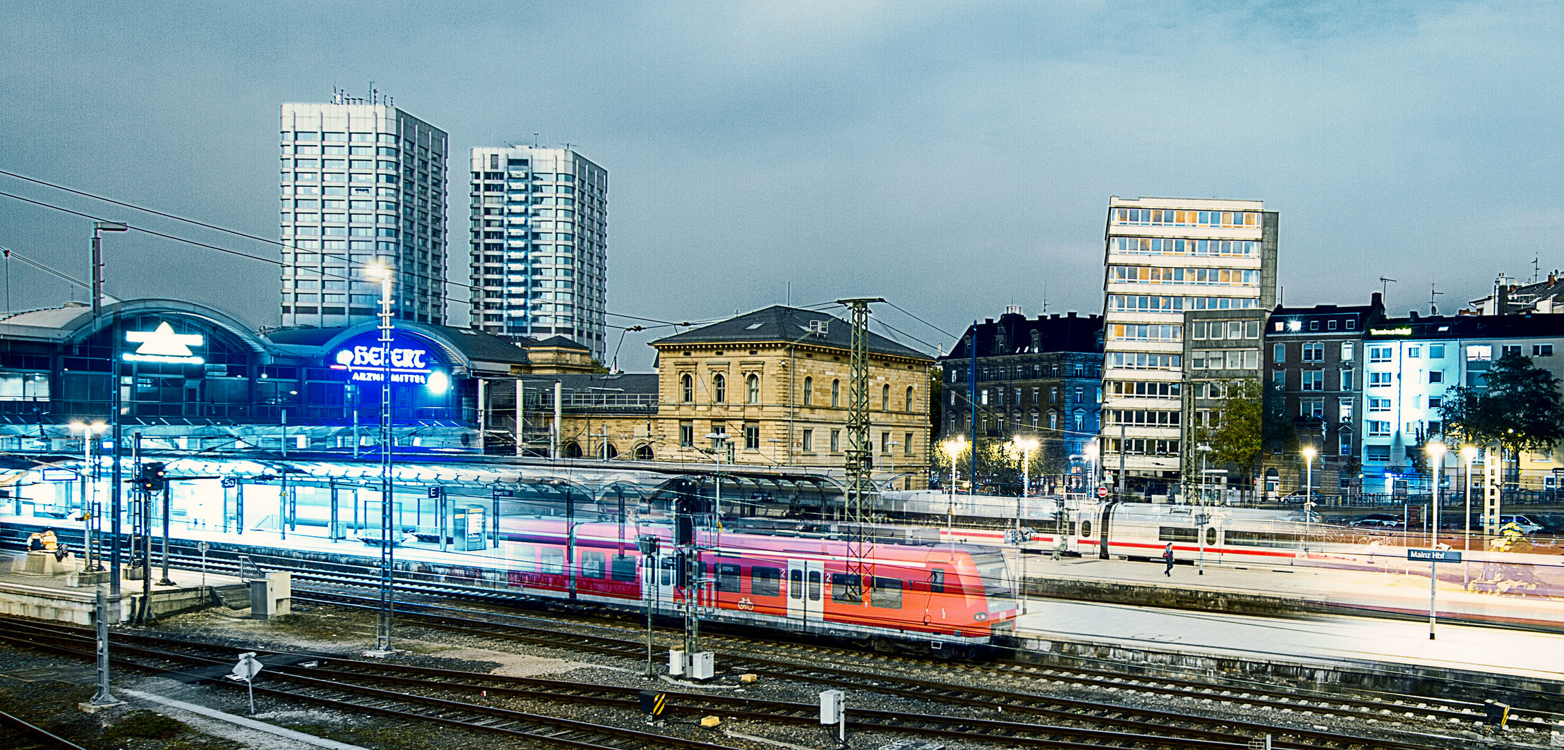 Mainzer Hauptbahnhof - Tag und Nacht