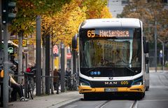 Mainzer Herbstimpressionen - Bus in der Bahnhofstrasse | Mainz