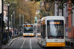 Mainzer Herbstimpressionen - Strassenbahn und Bus in der Schillerstrasse | Mainz