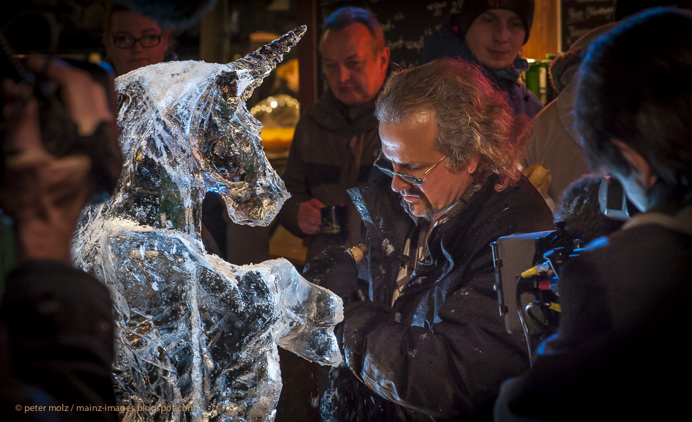 Mainzer Weihnachtsmarkt - Eisskulptur