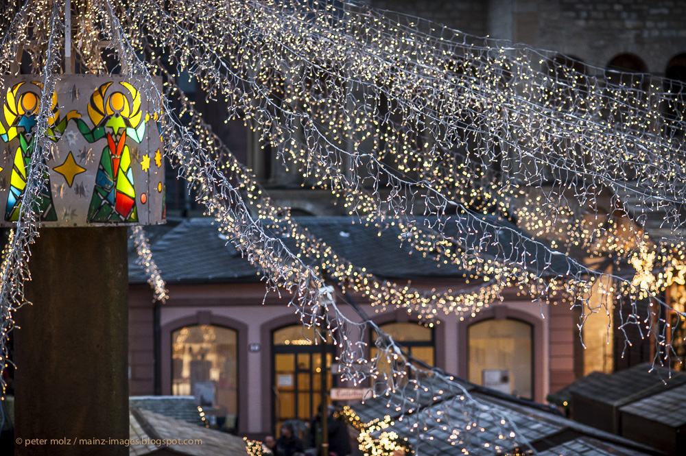 Mainzer Weihnachtsmarkt - Heunensäule mit Lichternetz