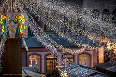Mainzer Weihnachtsmarkt - Heunensäule mit Lichternetz