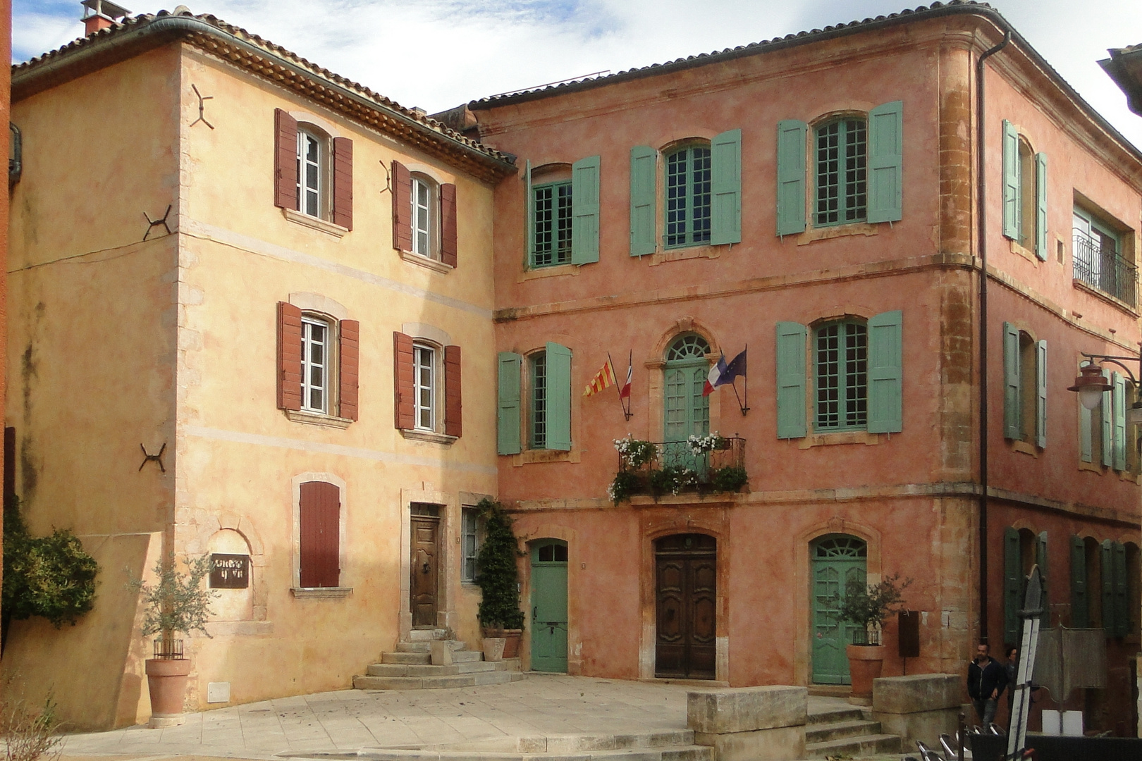 mairie de roussillon 01