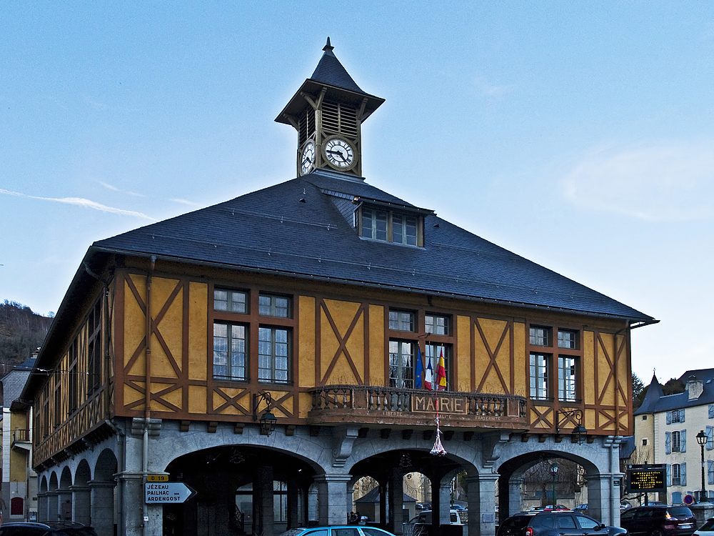Mairie-Halle de Arreau -- Hautes-Pyrénées -- Rathaus-Halle von Arreau