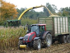 Mais häckseln mit John Deere Greenstar 7400 und Traktor Voltra T 171