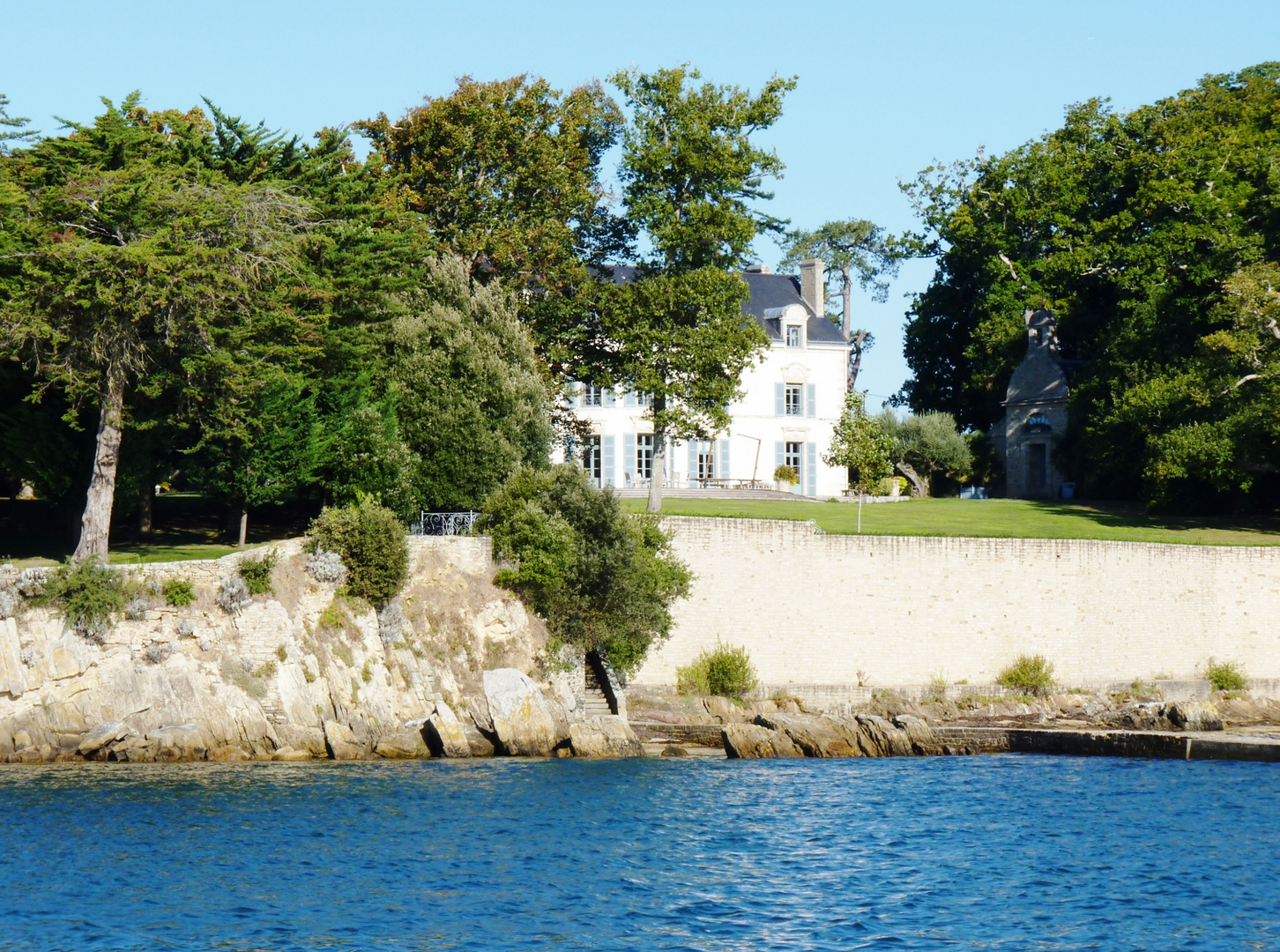 Maison aperçue lors de la traversée entre Vannes et l'Ile d'Artz (Morbihan)