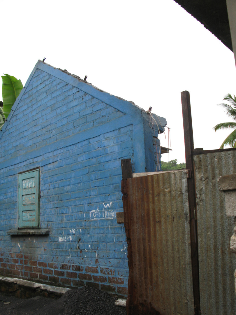 maison bleue décrochée de la colline