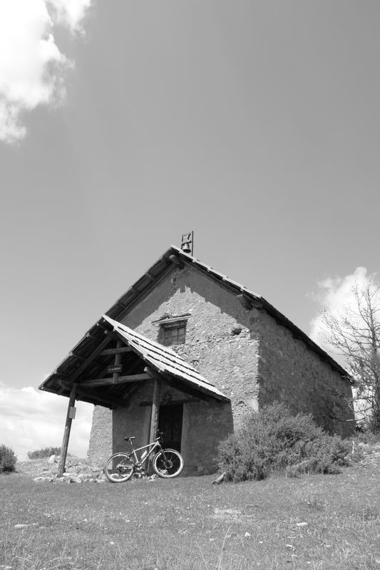 Maison de noir et de balnc